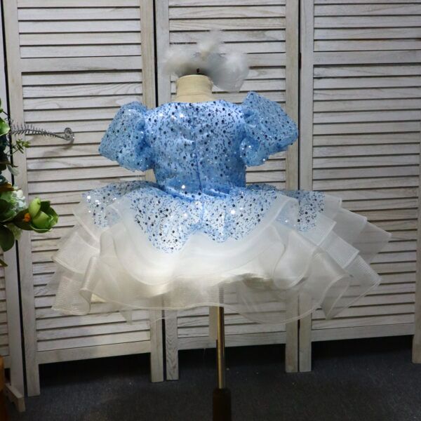Blue and white gauze short floral children's dress, feather and flower design, suitable for birthday parties, graduation season